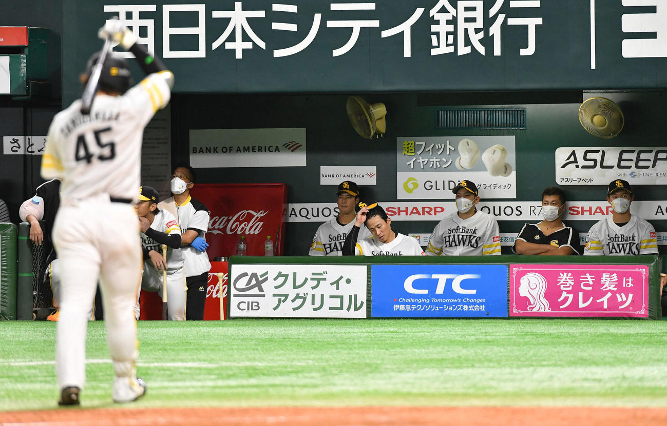 ソフトバンク対ロッテ　ロッテに敗れ、肩を落とすソフトバンクナイン（撮影・岩下翔太）