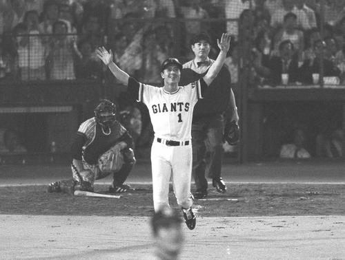 1977年9月3日、王は右越えにハンク・アーロンの記録を更新する通算756号を放ち、バンザイしながら一塁に向かう