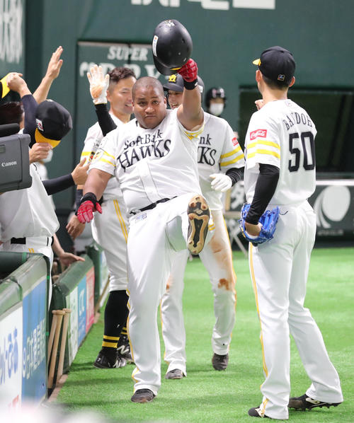 9月3日西武戦の3回裏、デスパイネは勝ち越し2点本塁打を放ちポーズを決める。（撮影・梅根麻紀）
