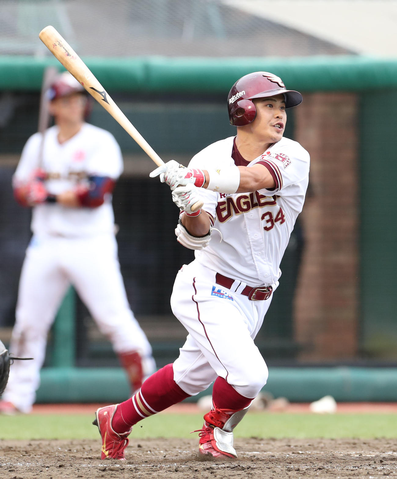 3日、日本ハム戦で右越え本塁打を放つ山崎