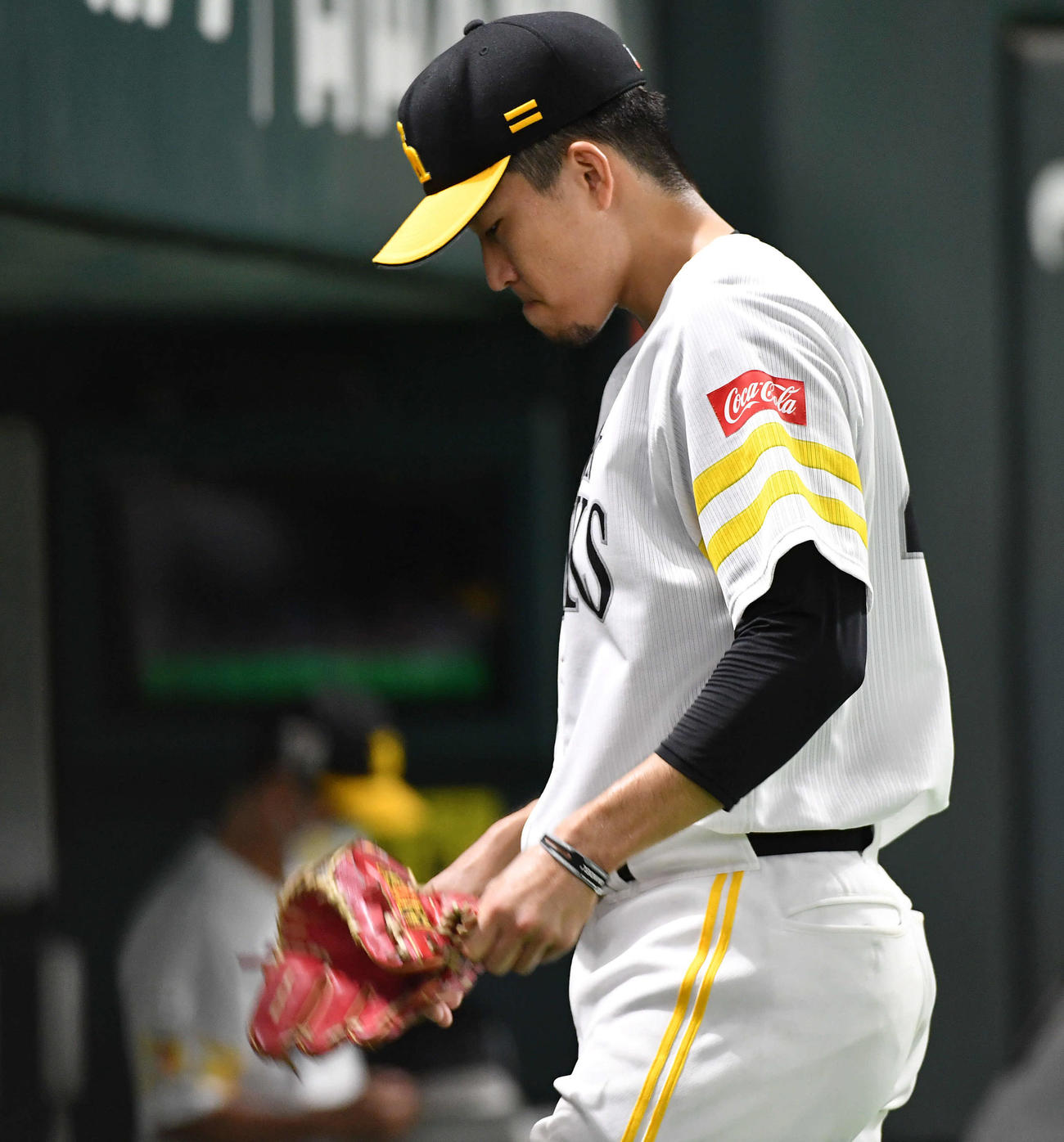 ソフトバンク対西武　7回途中降板となった千賀は悔しそうな表情でベンチへ戻る（撮影・岩下翔太）