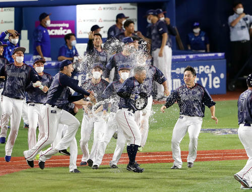 DeNA対阪神　9回裏DeNA2死一、二塁、嶺井（中央）は右前にサヨナラ適時打を放ち水シャワーで祝福される（2022年6月30日撮影）