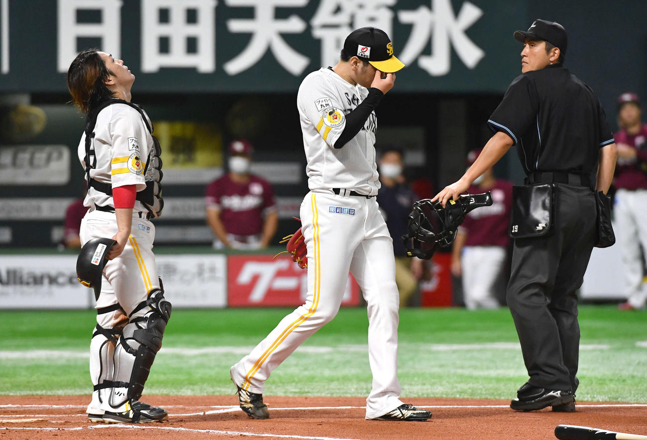 ソフトバンク対楽天　6回表楽天2死二塁、太田に中前適時打を打たれ、肩を落とす石川（中央）と甲斐（撮影・岩下翔太）