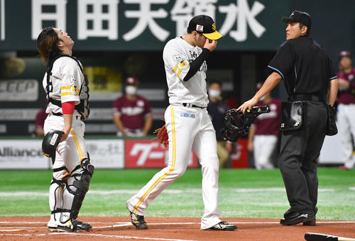 ソフトバンク対楽天 6回表楽天2死二塁、太田に中前適時打を打たれ、肩を落とす石川(中央)と甲斐(撮影・岩下翔太)