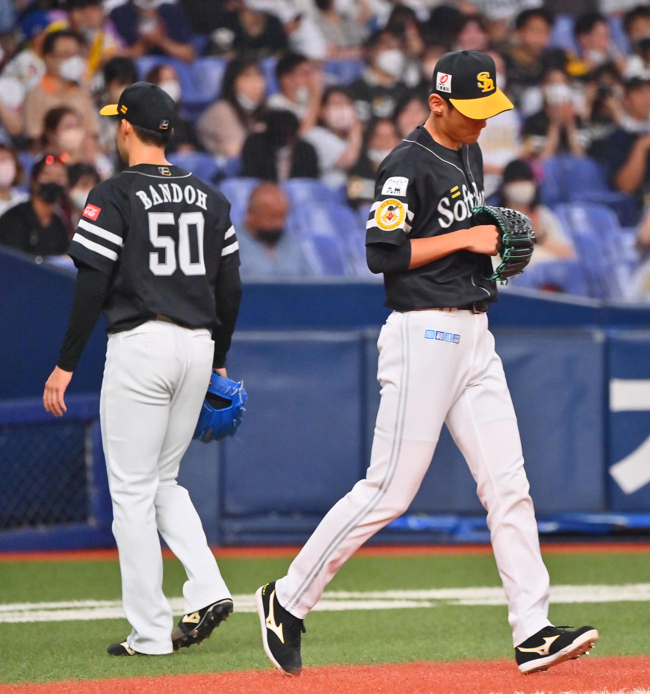5回裏の途中で降板するソフトバンク先発板東。右は2番手の泉（撮影・和賀正仁）