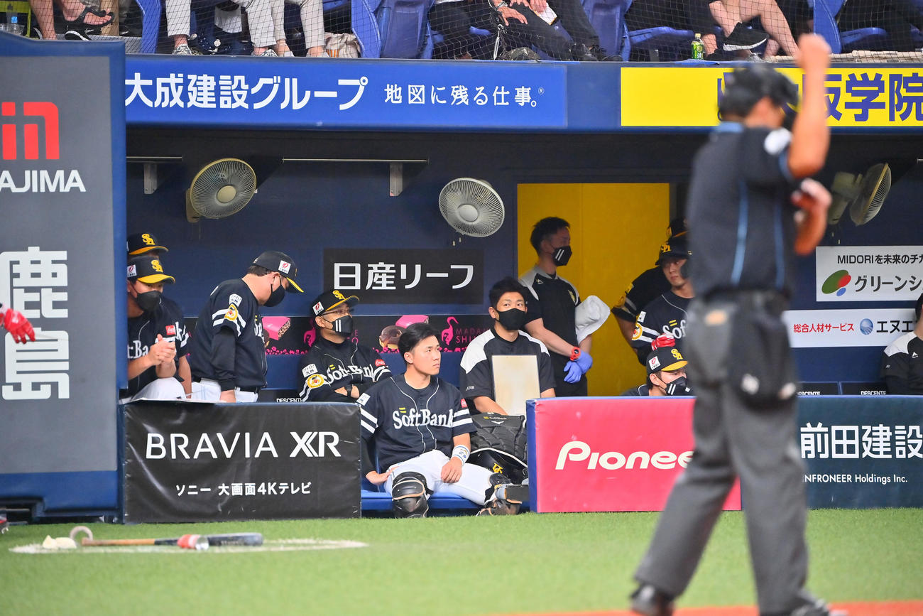 オリックスに敗れ、ベンチから引き揚げるソフトバンクの藤本監督とナイン（撮影・和賀正仁）