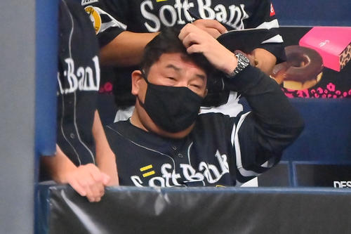 5回裏、先発板東の交代を告げたソフトバンク藤本監督はベンチで頭をかく(撮影・和賀正仁)