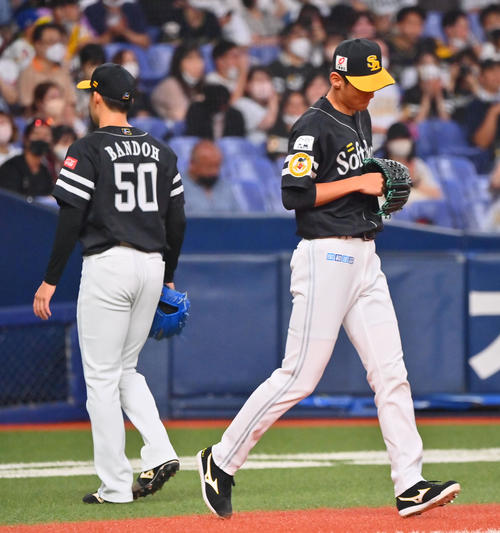 5回裏の途中で降板するソフトバンク先発板東。右は2番手の泉(撮影・和賀正仁)