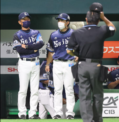 ソフトバンク対西武　8回表に選手の交代を告げる辻監督（撮影・屋方直哉）