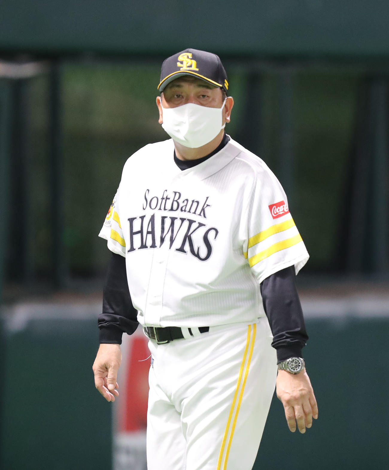 ソフトバンク対西武　7回表に選手の交代を告げる藤本監督（撮影・屋方直哉）