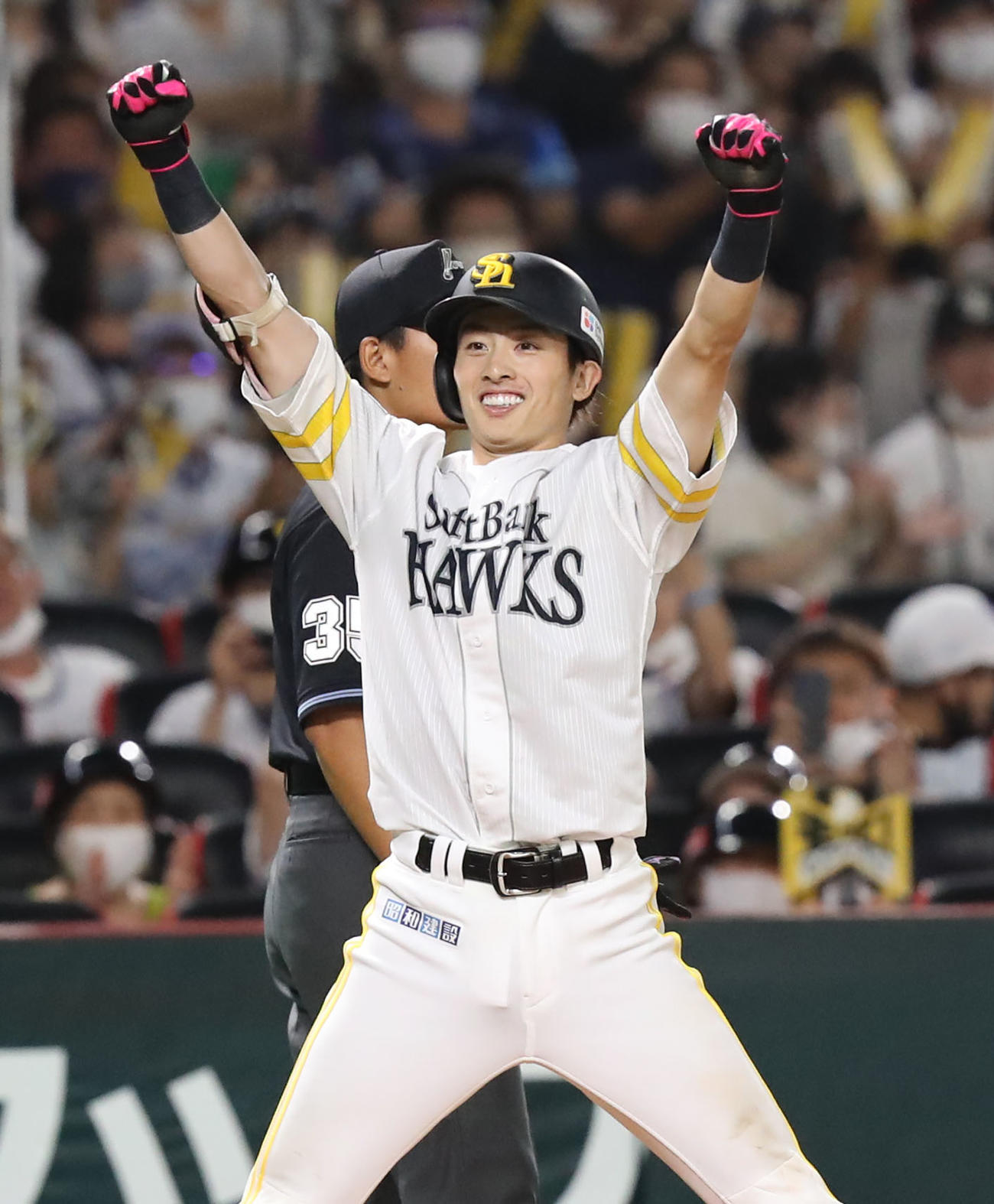 ソフトバンク対西武　7回裏ソフトバンク1死二塁、周東は右中間へ適時三塁打を放ち、両手でガッツポーズをする（撮影・屋方直哉）