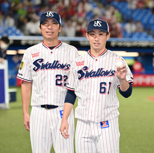 ヤクルト対広島　ヤクルト2番手で登板した久保（右）はプロ初勝利を挙げ高津監督の祝福を受ける（撮影・小沢裕）