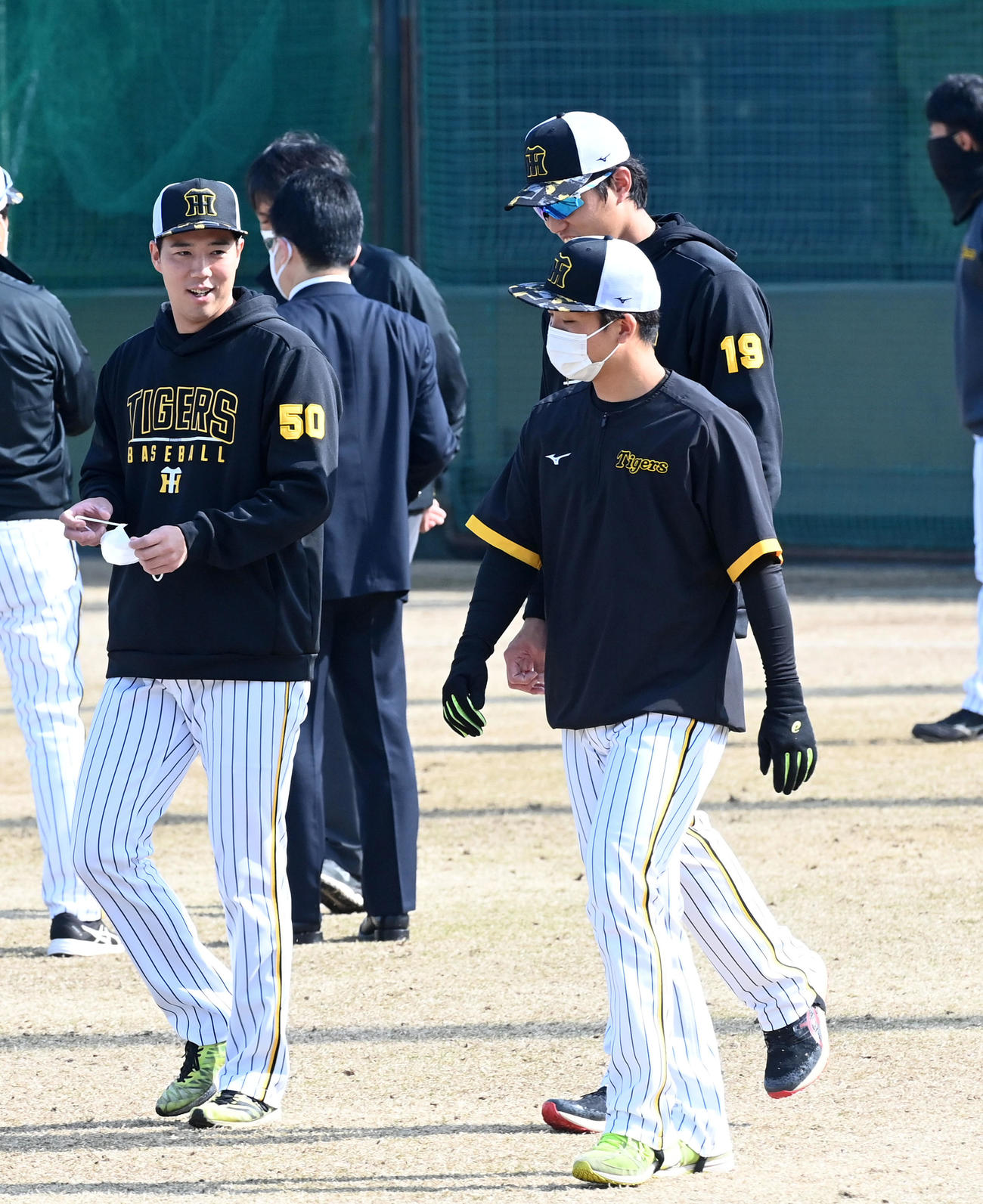阪神青柳晃洋、藤浪晋太郎らと談笑する村上頌樹（手前）
