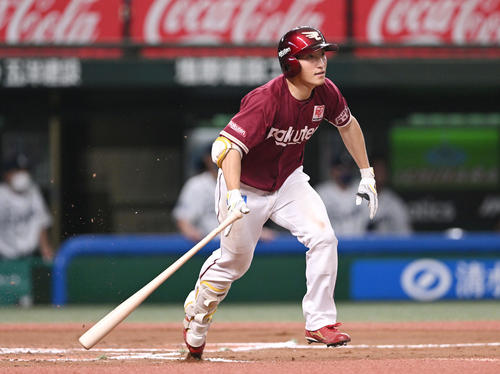 西武対楽天　7回表楽天2死一、二塁、小深田は右翼に2点適時二塁打を放つ（撮影・滝沢徹郎）