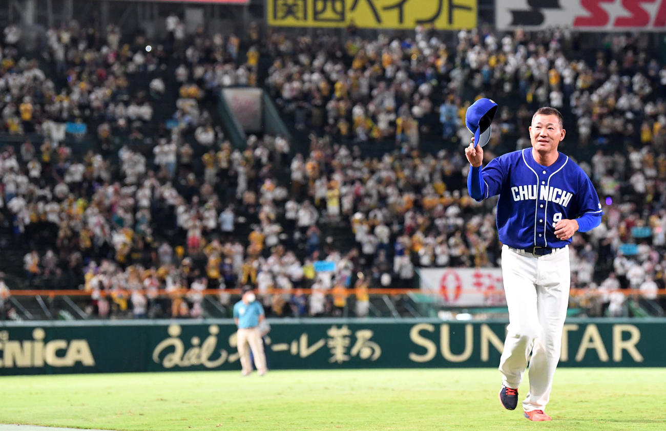 甲子園のファンにあいさつをする中日福留（2022年9月12日撮影）