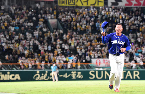 甲子園のファンにあいさつをする中日福留（2022年9月12日撮影）