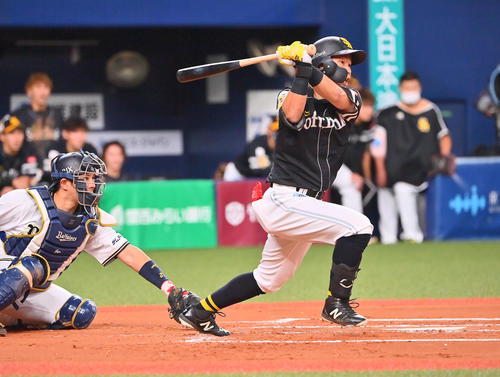 オリックス対ソフトバンク　6回表ソフトバンク無死満塁、右前に同点となる適時打を放つ中村晃（撮影・和賀正仁）