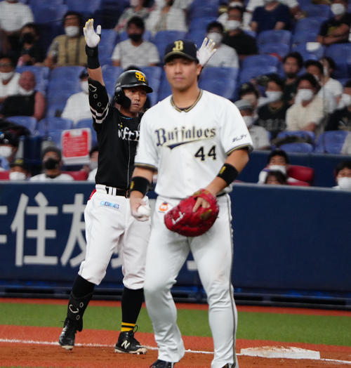 オリックス対ソフトバンク　6回表満塁で適時打を放ち両手を挙げる中村晃（撮影・清水貴仁）