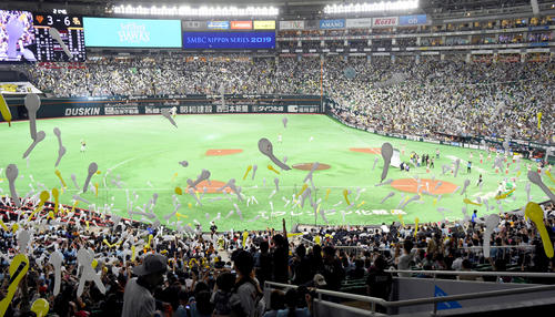 2019年10月20日、勝利の白い風船を飛ばすソフトバンクファン