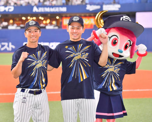 18日の試合で宮城（右）とお立ち台に上がった福田周平