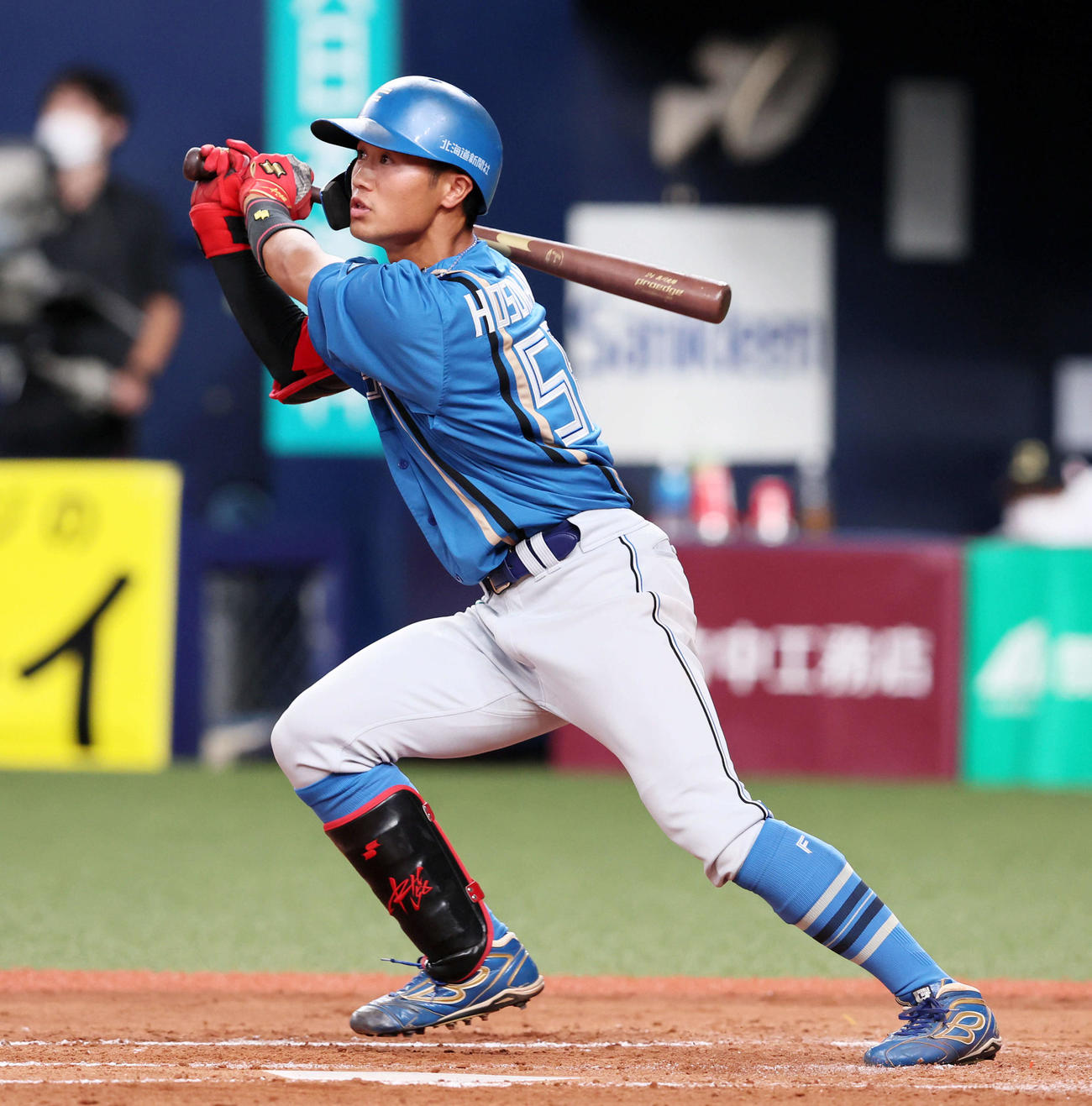22年9月15日、オリックス対日本ハム　3回表日本ハム無死一塁、細川は左越え二塁打を放つ