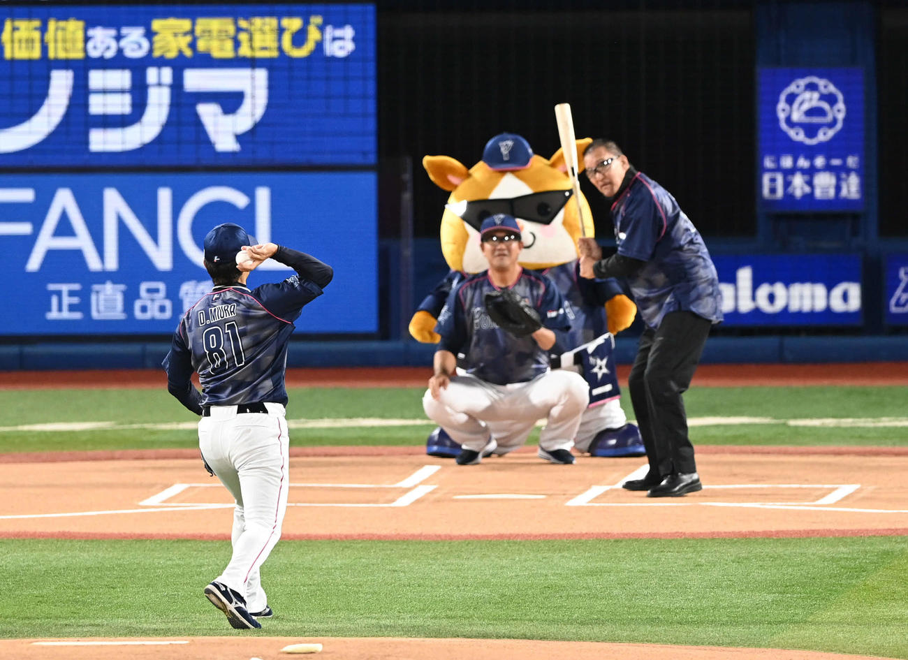 21日の試合前セレモニーで打者蝶野正洋に対し投げ込むDeNA三浦監督