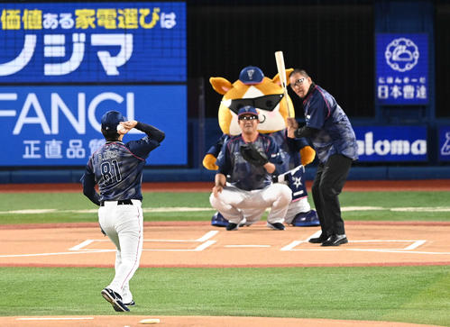 21日の試合前セレモニーで打者蝶野正洋に対し投げ込むDeNA三浦監督