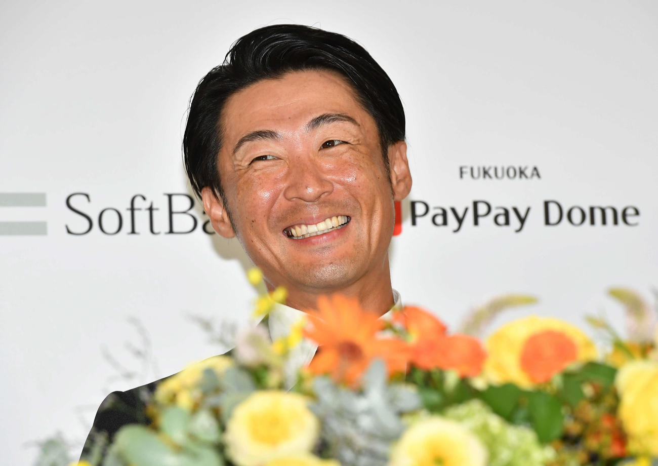 引退会見を行う明石（撮影・岩下翔太）