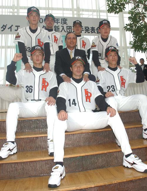 03年、ダイエー新入団選手発表で初めてユニホーム姿を披露した新人選手は王監督と記念撮影に納まる。中段左が明石