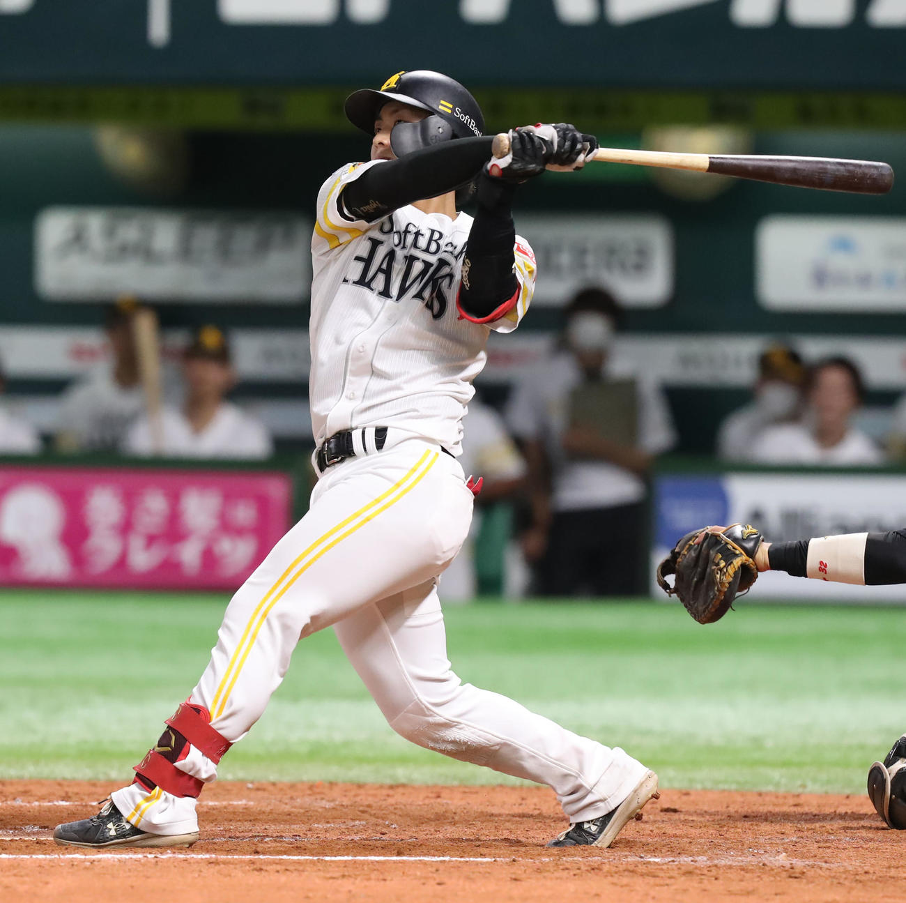 ソフトバンク対ロッテ　7回裏ソフトバンク2死一塁、今宮は左越え2点本塁打を放つ（撮影・屋方直哉）