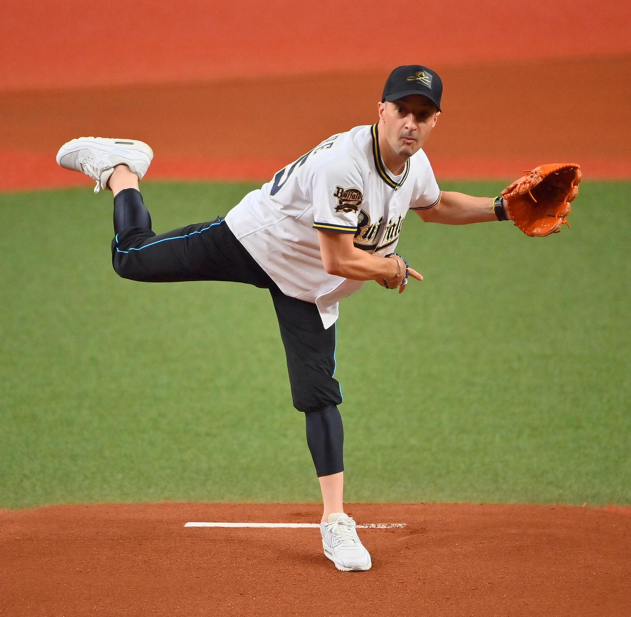 オリックス対ロッテ　始球式を行うC・ルメール騎手（2022年9月22日撮影）