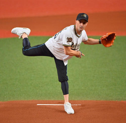 オリックス対ロッテ　始球式を行うC・ルメール騎手（2022年9月22日撮影）