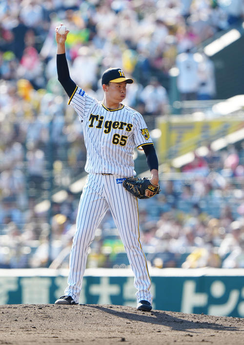 阪神対ヤクルト　投球前に手を高く上げる阪神湯浅京己（2022年10月2日撮影）
