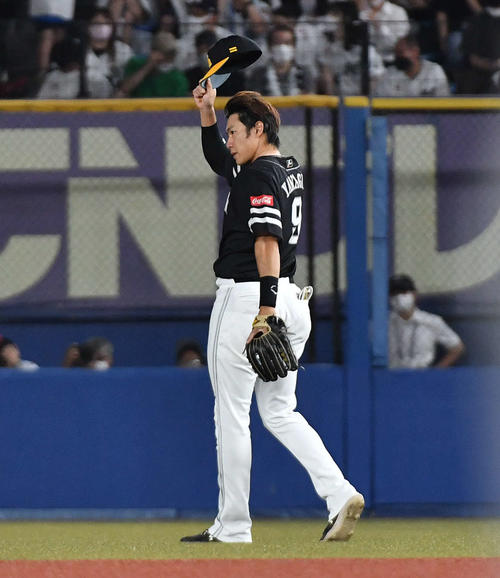 22年10月2日、ファンの声援に帽子を取って応える柳田悠岐