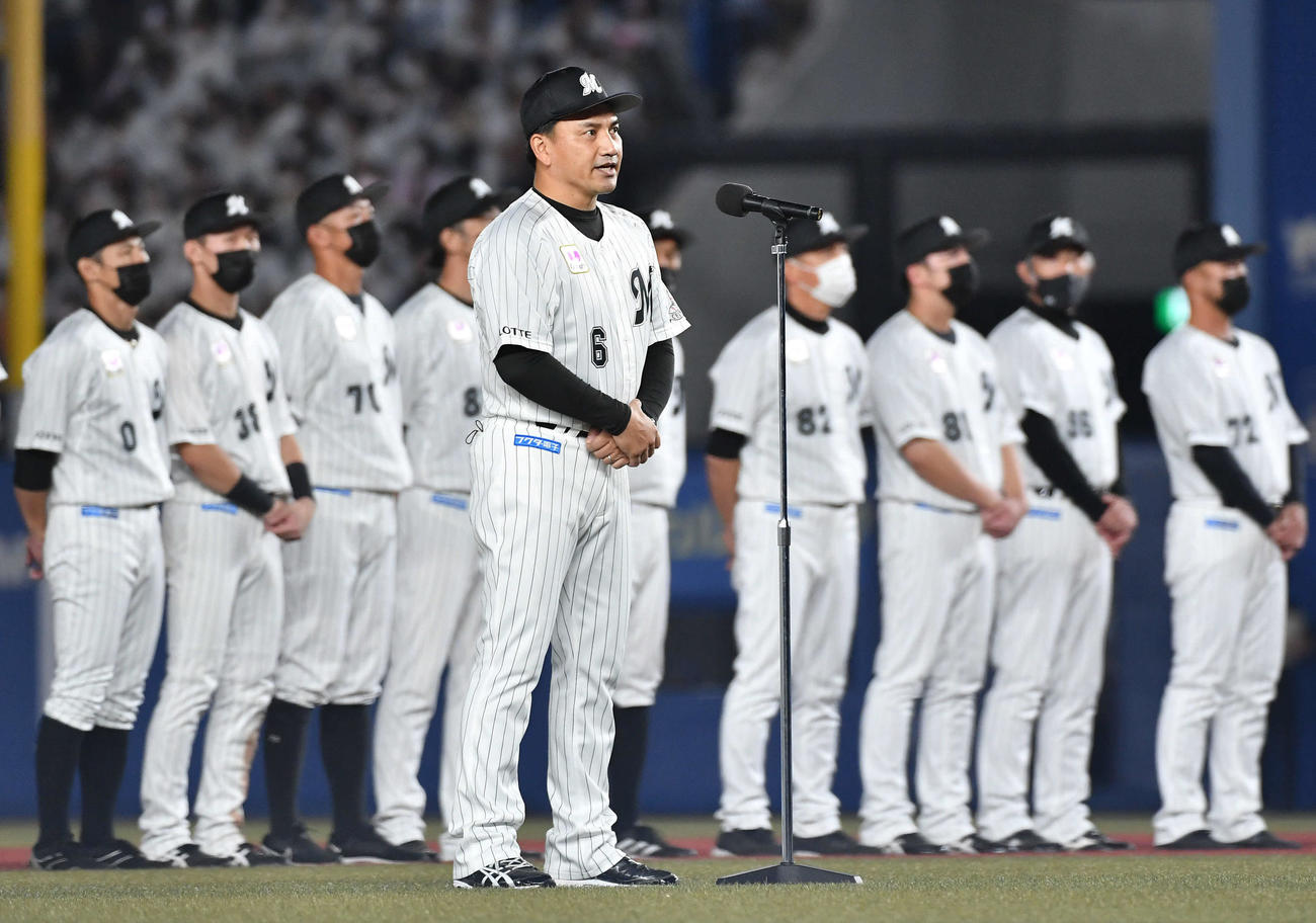 22年10月2日、ホーム最終戦セレモニーで、退任を発表した井口監督