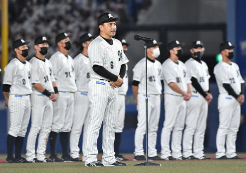 22年10月2日、ホーム最終戦セレモニーで、退任を発表した井口監督