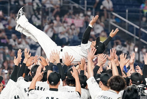 22年10月2日、シーズン最終戦セレモニーで退任を発表し選手たちに胴上げされるロッテ井口監督