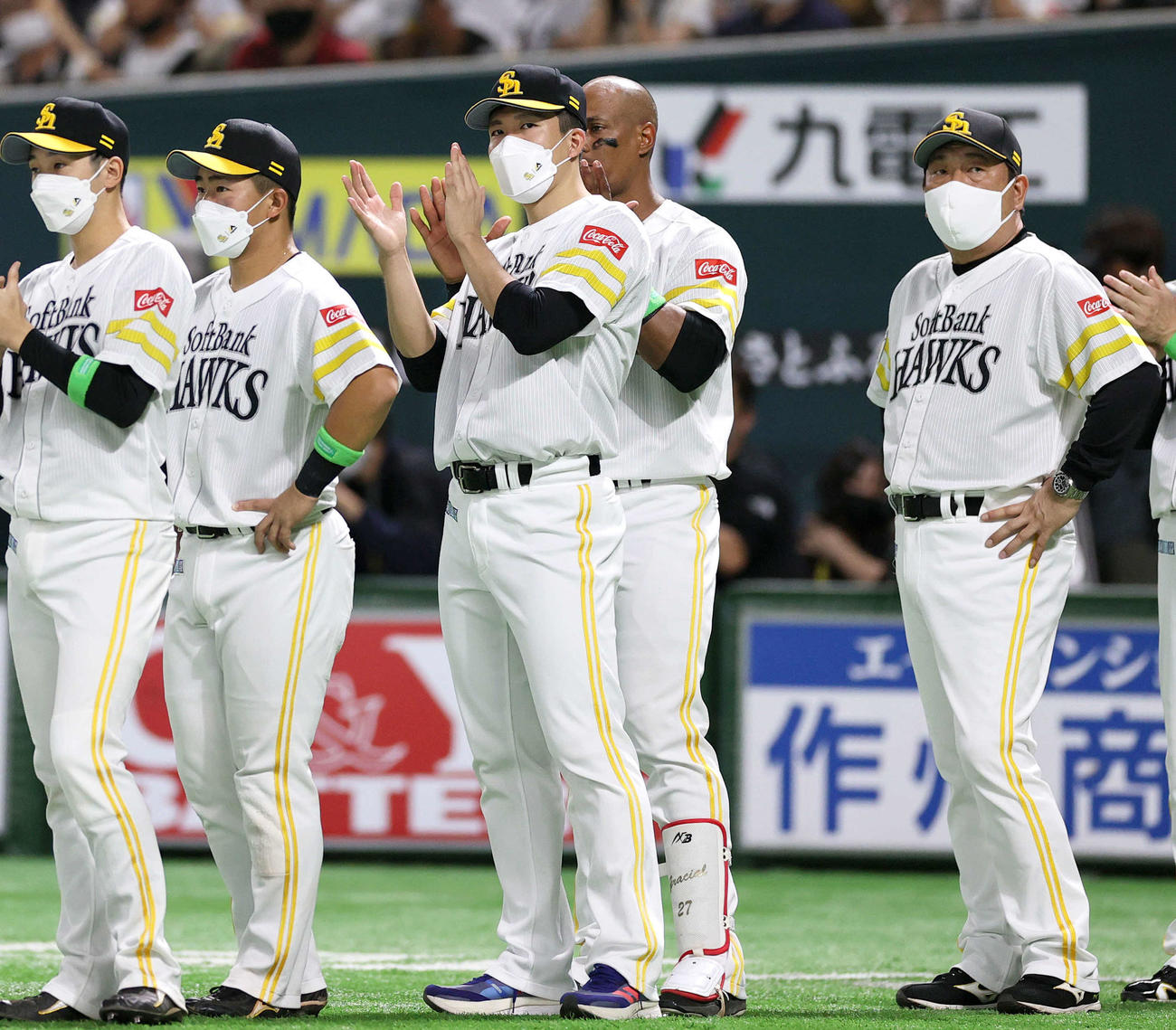 ソフトバンク対西武　千賀（中央）はベンチ前でナインを出迎える。右は藤本監督（撮影・上山淳一）