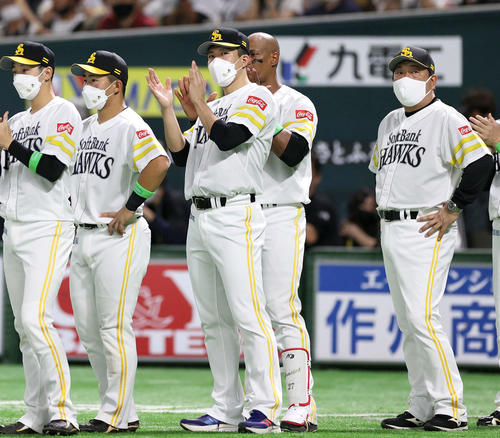 ソフトバンク対西武　千賀（中央）はベンチ前でナインを出迎える。右は藤本監督（撮影・上山淳一）