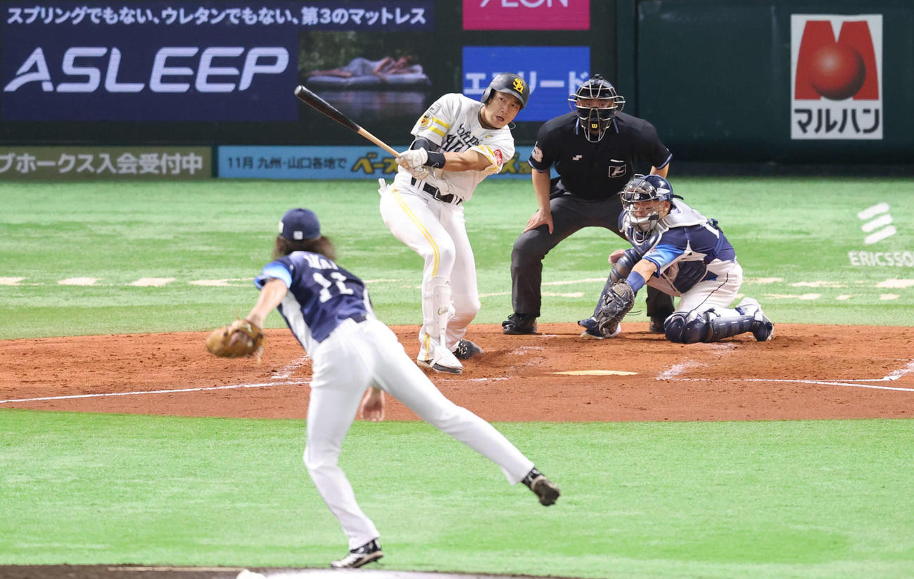 ソフトバンク対西武　3回裏ソフトバンク2死満塁、右越え満塁本塁打を放つ柳田。投手今井（撮影・梅根麻紀）