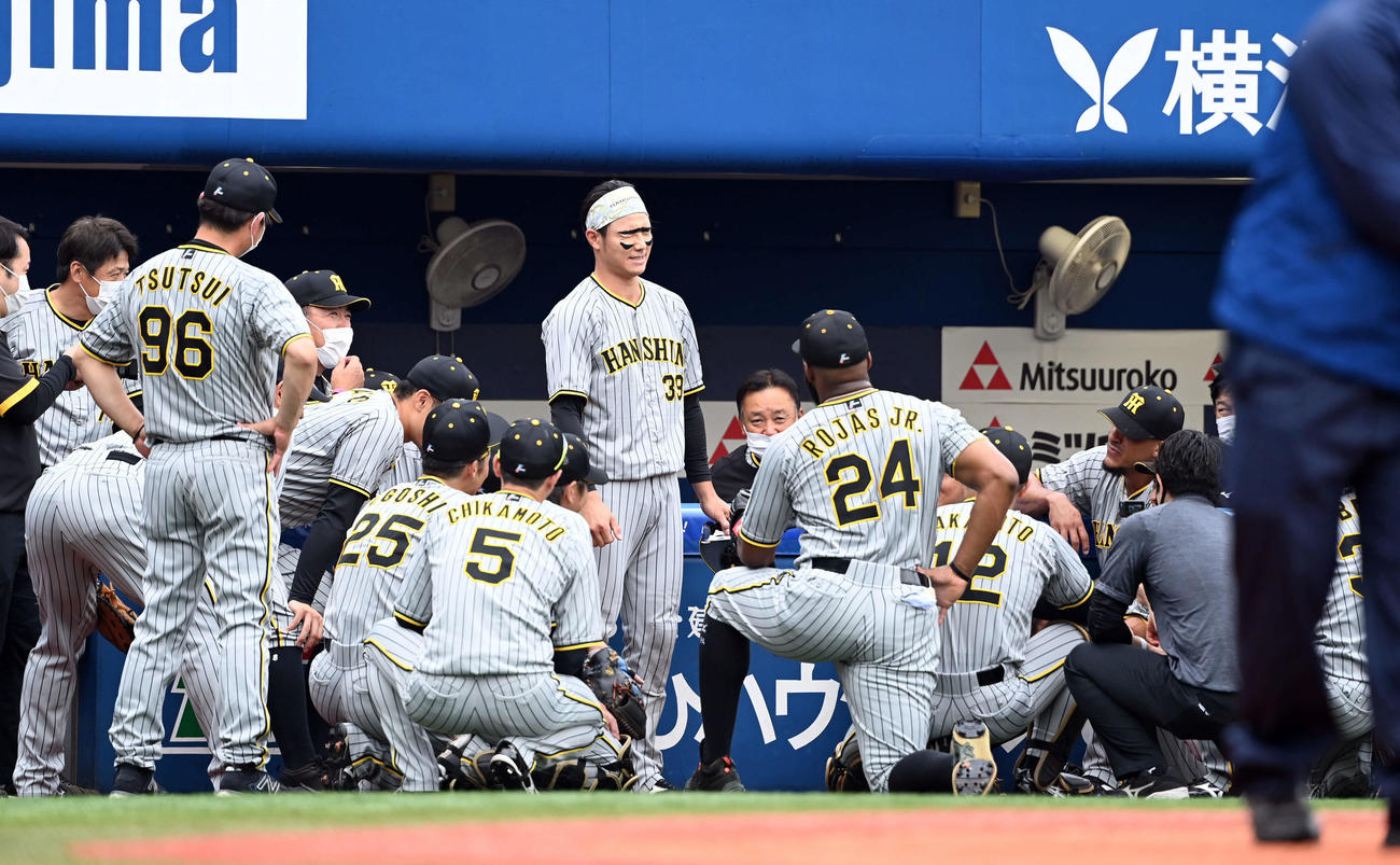 DeNA対阪神　試合前の円陣で盛り上げる阪神栄枝（撮影・たえ見朱実）