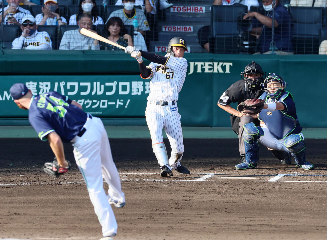 阪神対ヤクルト　6回裏阪神無死、高寺は左越え二塁打を放つ。投手はサイスニード（2022年10月2日撮影）