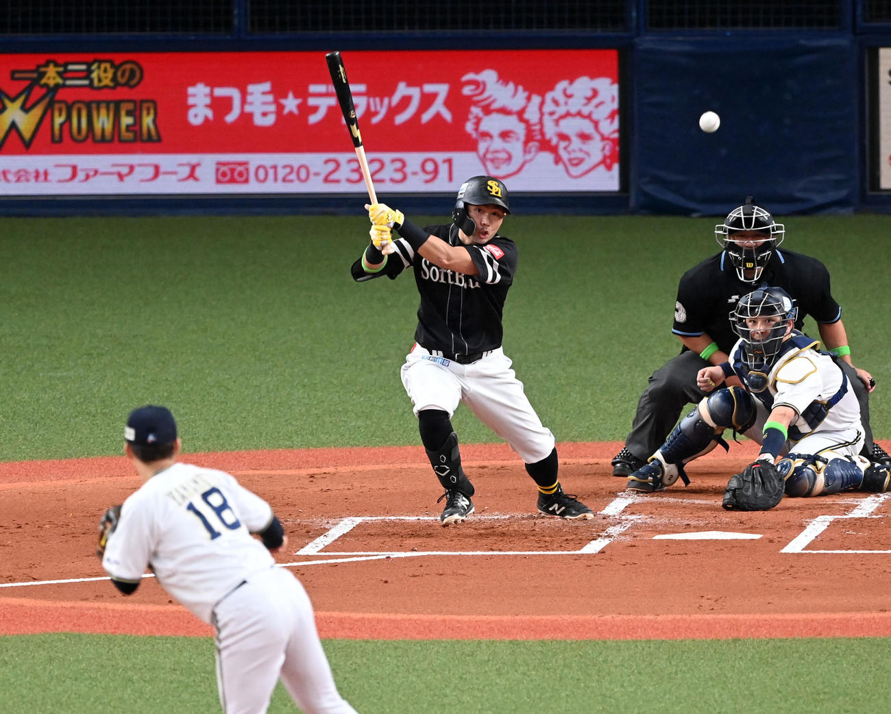 2回表ソフトバンク2死、中村晃は中前打を放つ。投手山本（撮影・前岡正明）