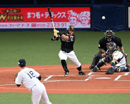 2回表ソフトバンク2死、中村晃は中前打を放つ。投手山本（撮影・前岡正明）