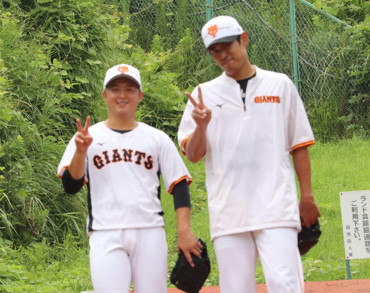 「痛恨のピンボケ」ピースする巨人戸田（左）と井納