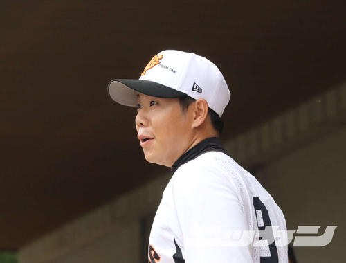 「ビックリ笑顔」おどけたような笑顔を見せる巨人松原
