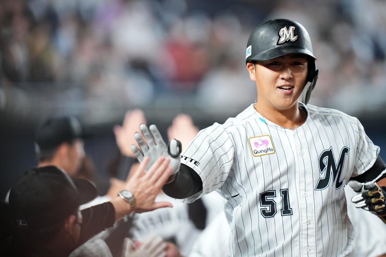 ロッテ対ソフトバンク　6回裏ロッテ1死一、二塁、右越え3点本塁打を放ちタッチを交わす山口（2022年10月2日撮影）