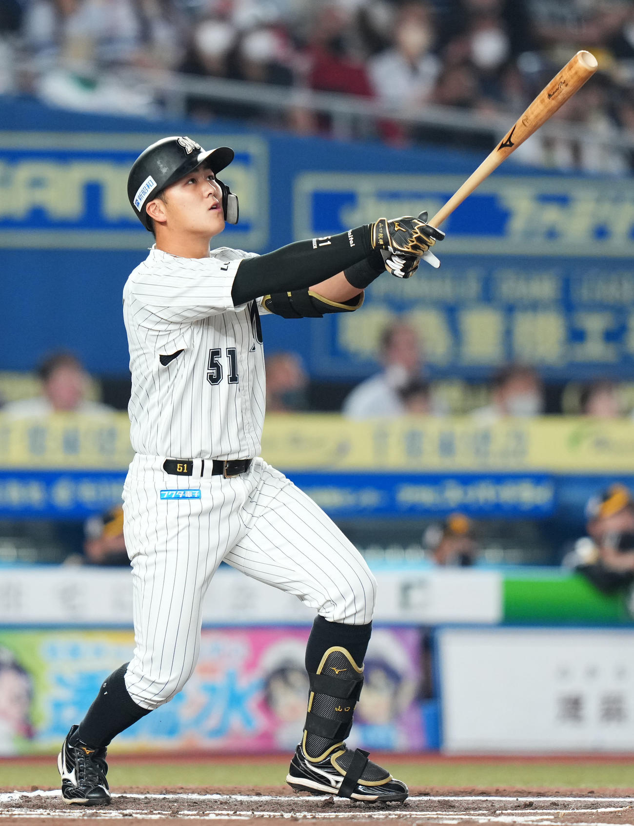 ロッテ対ソフトバンク　6回裏ロッテ1死一、二塁、右越え3点本塁打を放つ山口（2022年10月2日撮影）