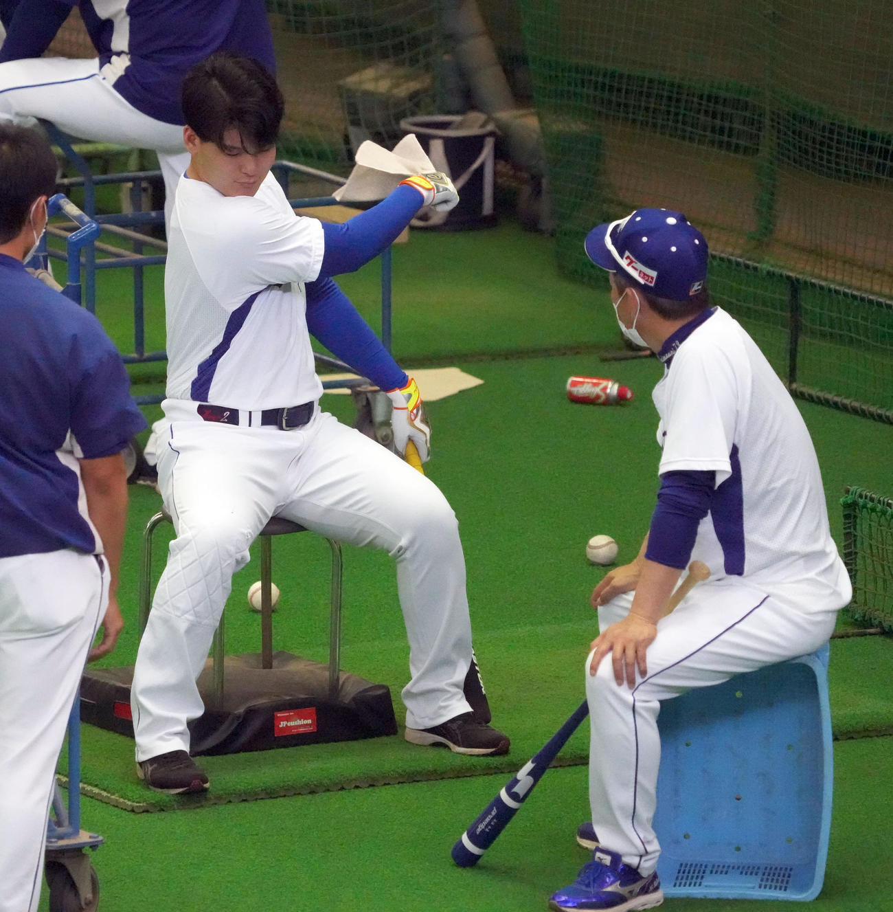 タオルを利用し立浪監督からアドバイスを受ける石川昂（左）（2022年10月15日撮影）