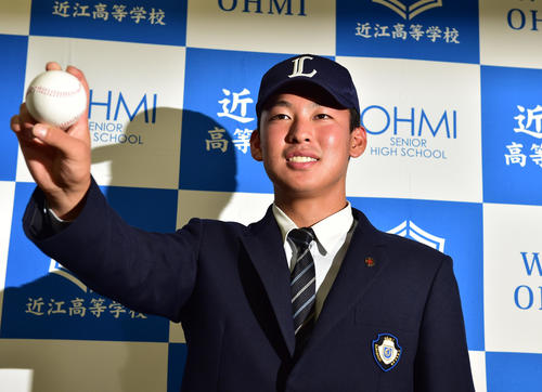 20日、西武5位指名を受けた近江・山田陽翔